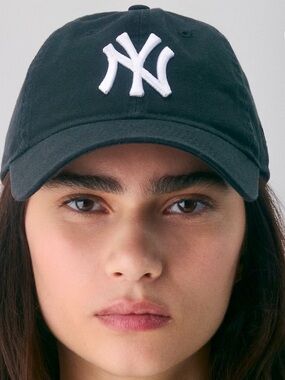Aritzia New Era Yankees Hat. NEW